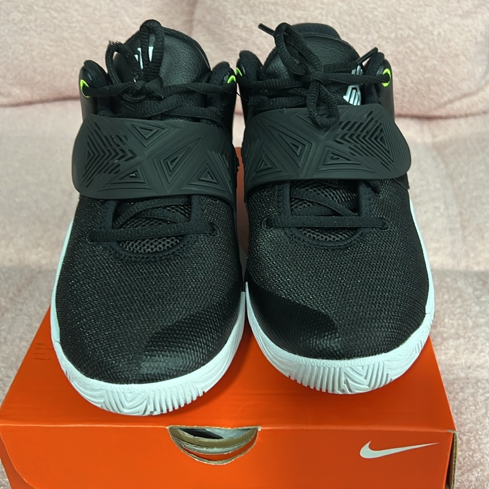 Nike Kyrie Flytrap 3 - Black & White Sneakers - GS 7Y - Picture 2 of 11